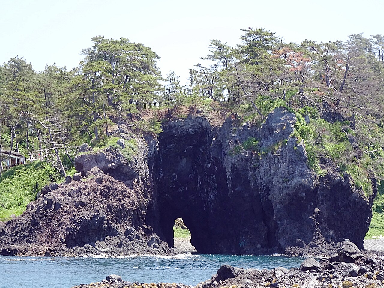 青い日本海と巌門の岩礁