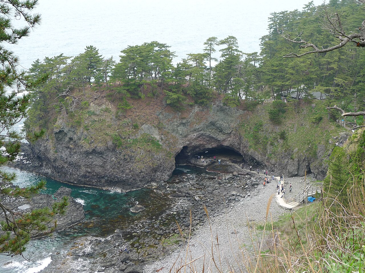 巌門の洞門と海