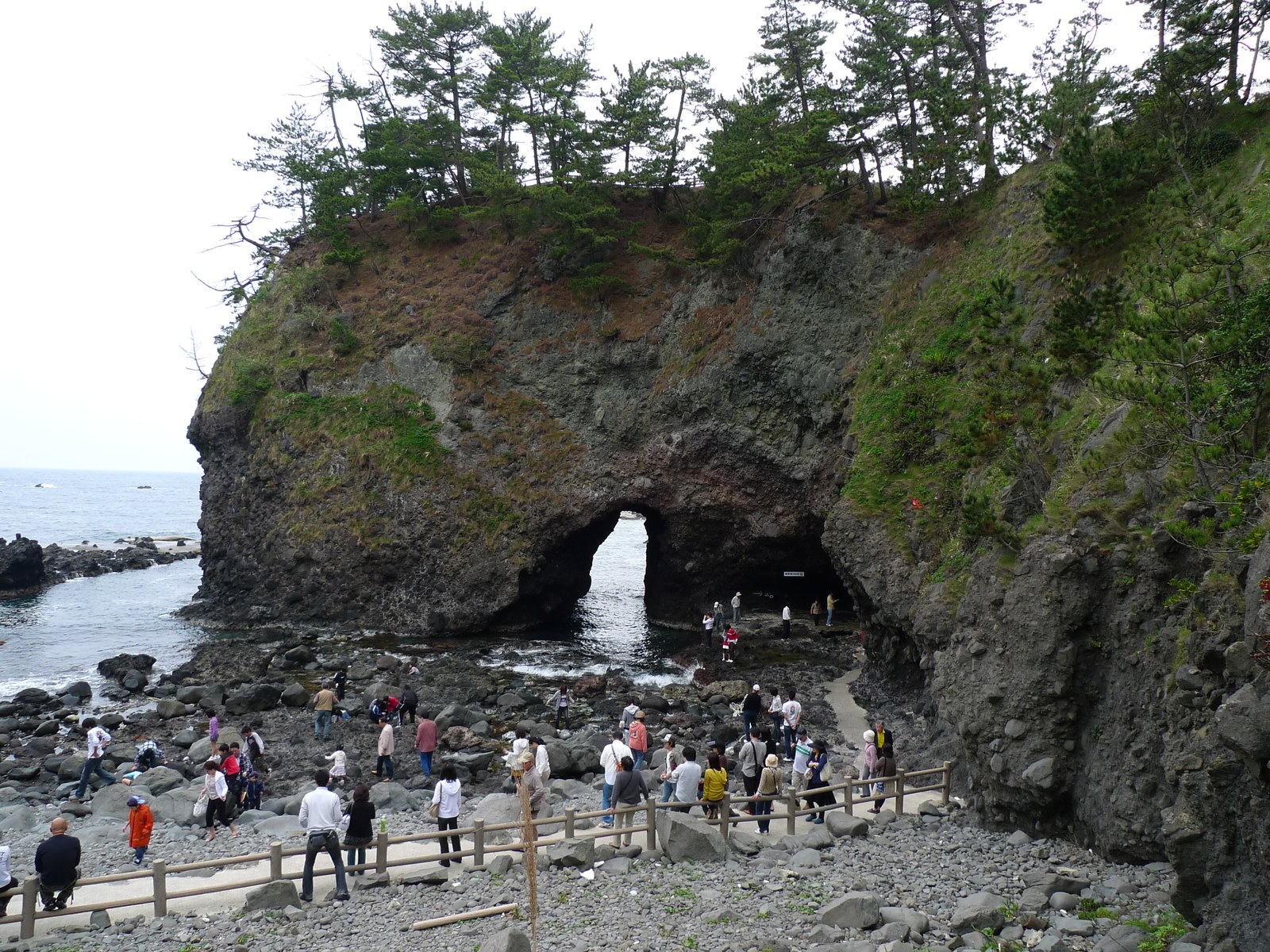 海上から望む巌門の岩壁