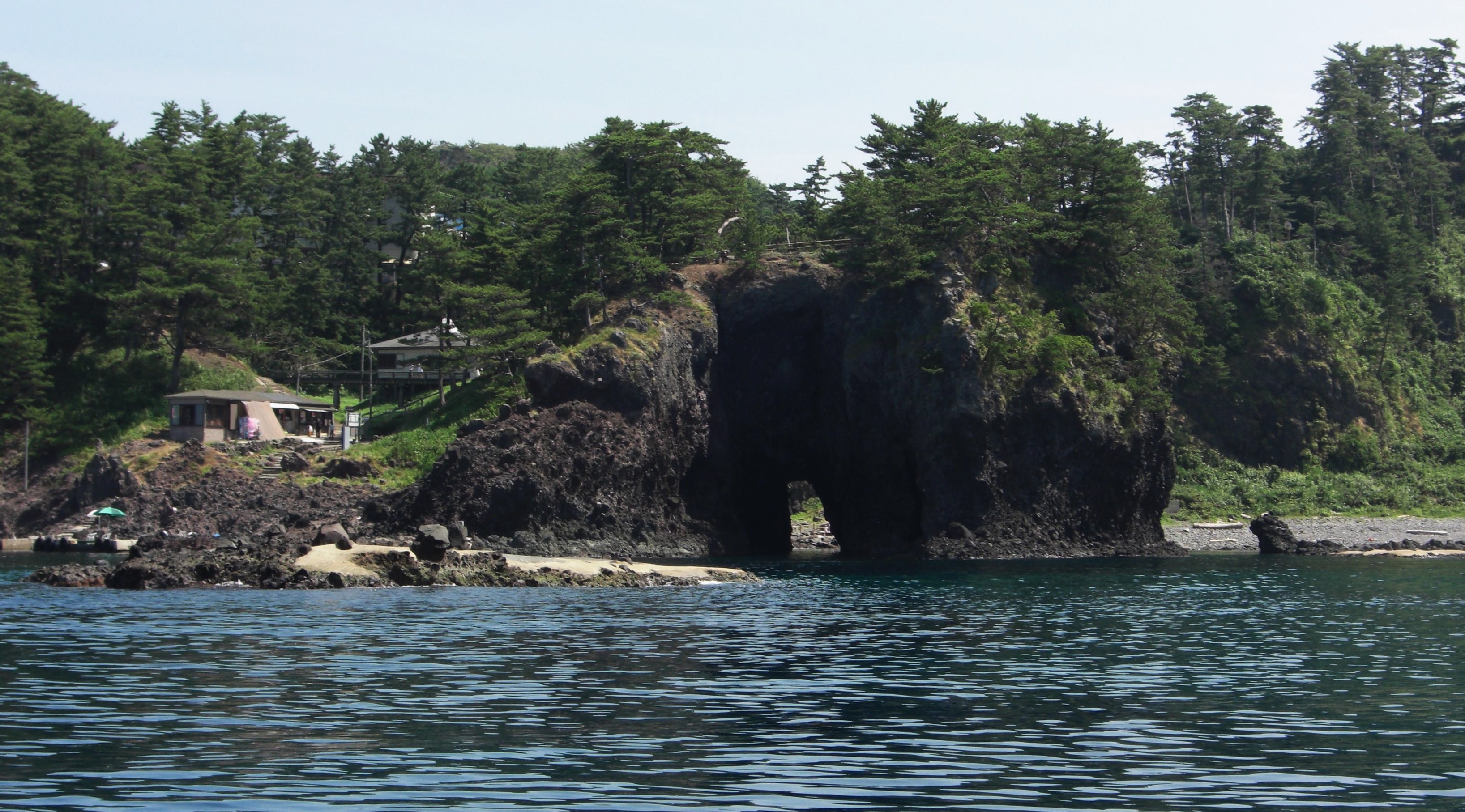 能登金剛・巌門の海岸と洞門